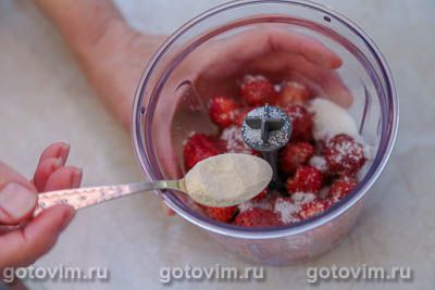 Десерт из клубнично-персикового желе с рикоттой и печеньем, Шаг 01