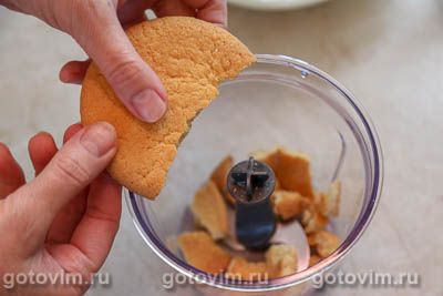 Десерт из клубнично-персикового желе с рикоттой и печеньем, Шаг 05