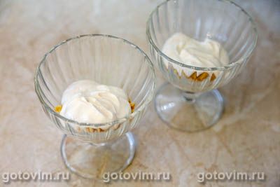 Десерт из клубнично-персикового желе с рикоттой и печеньем, Шаг 06