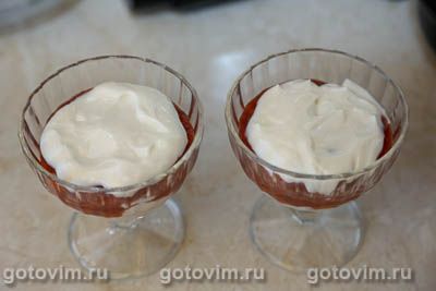 Десерт из клубнично-персикового желе с рикоттой и печеньем, Шаг 08