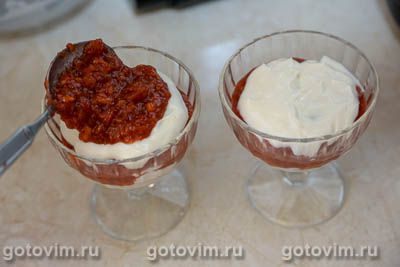 Десерт из клубнично-персикового желе с рикоттой и печеньем, Шаг 09