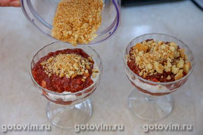 Десерт из клубнично-персикового желе с рикоттой и печеньем, Шаг 10