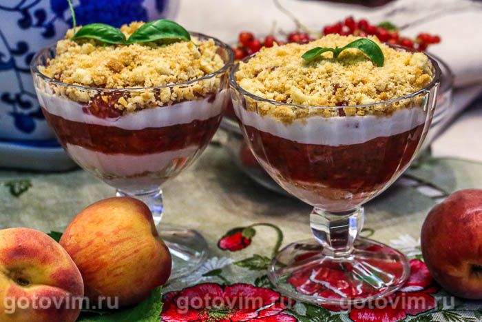 Десерт из клубнично-персикового желе с рикоттой и печеньем. Фотография рецепта