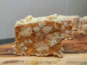 Десерт «Муравейник» с жареным миндалем