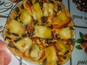 Пицца с грибами на сковороде (тесто без дрожжей)