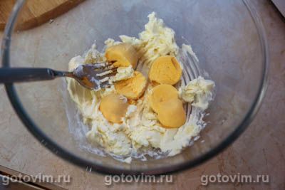 Яйца, фаршированные печенью трески и сыром, Шаг 03