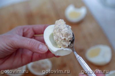 Яйца, фаршированные печенью трески и сыром, Шаг 05