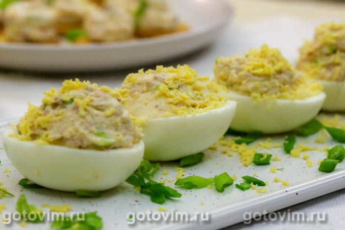 Яйца, фаршированные печенью трески и сыром. Фотография рецепта