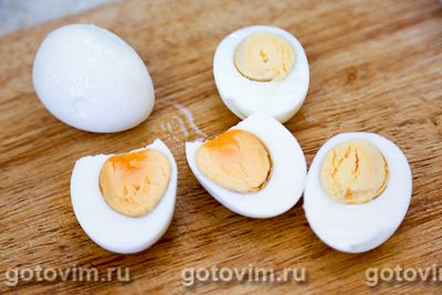 Яйца, фаршированные селедкой и свеклой, Шаг 03