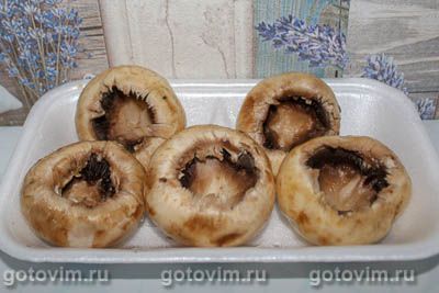 Запеченные грибы фаршированные курицей и сыром