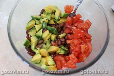 Овощной салат из фасоли с авокадо и крымским луком, Шаг 04
