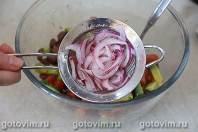 Овощной салат из фасоли с авокадо и крымским луком, Шаг 06