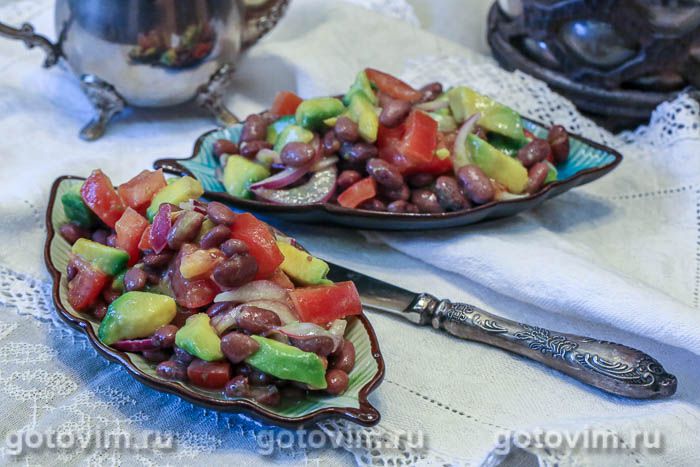 Овощной салат из фасоли с авокадо и крымским луком. Фотография рецепта