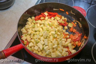 Фрикадельки с овощами и нутом в сковороде, Шаг 05