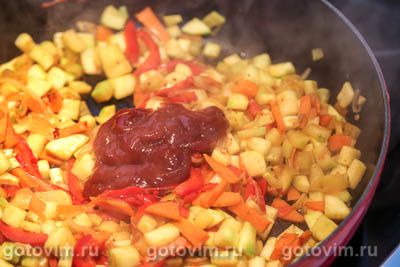 Фрикадельки с овощами и нутом в сковороде, Шаг 06