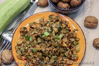 Кабачки с грецкими орехами, чесноком и зеленью