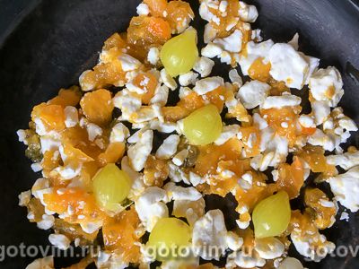 Глазунья по-корсикански с зернистым сыром, маринованным шалотом и помидорами, Шаг 05