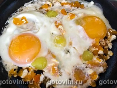 Глазунья по-корсикански с зернистым сыром, маринованным шалотом и помидорами, Шаг 06