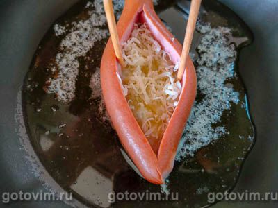 Перевернутая яичница глазунья, жаренная в сосиске с сыром , Шаг 03