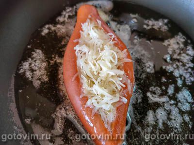 Перевернутая яичница глазунья, жаренная в сосиске с сыром , Шаг 05
