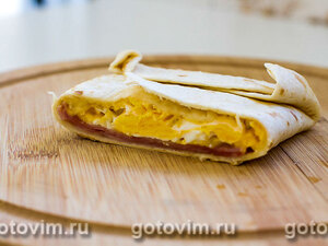 Горячий бутерброд из тортильи с яйцом, сыром и ветчиной