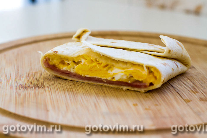Горячий бутерброд  из тортильи с яйцом, сыром и ветчиной. Фотография рецепта