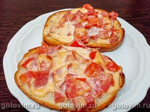 Горячие бутерброды с колбасой, сыром и п