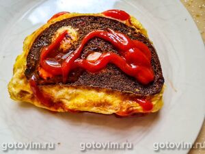 Двойной горячий бутерброд с сосисками и яичницей