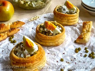 Салат из зеленого горошка с яблоками в тарталетках из слоеного теста. Фото-рецепт