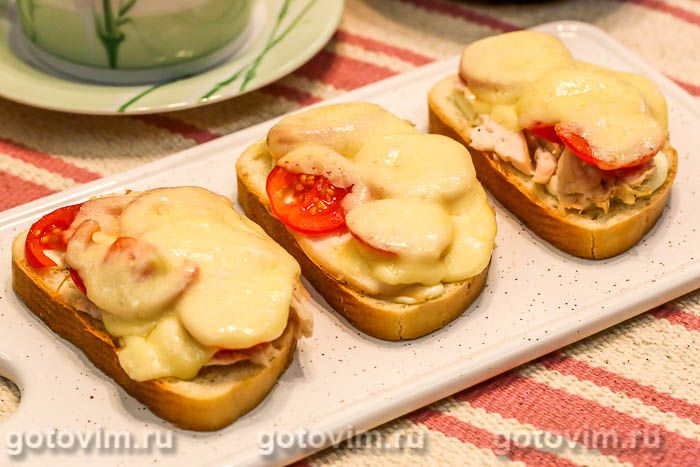 Горячие тосты с курицей, помидорами и сыром. Фотография рецепта