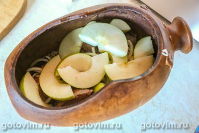 Говядина с яблоками и черносливом,тушенная с сидром в горшочке, Шаг 05