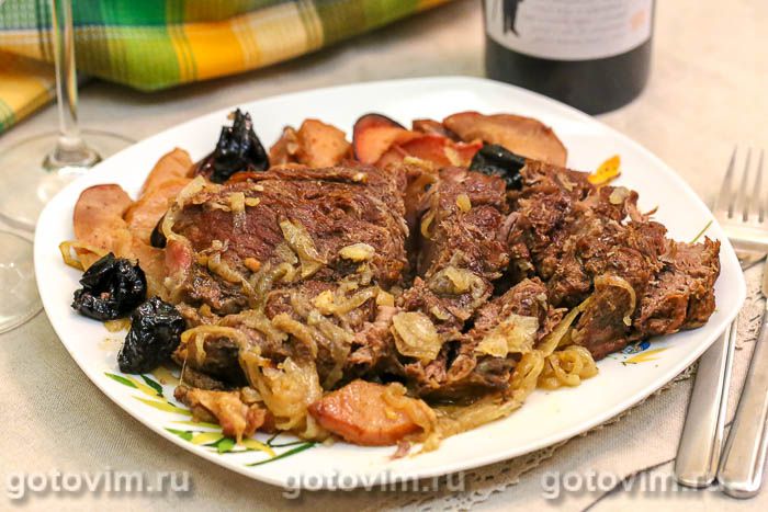 Тушеная говядина с черносливом в духовке