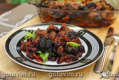Тушеная говядина со свеклой и черносливом. Фото-рецепт