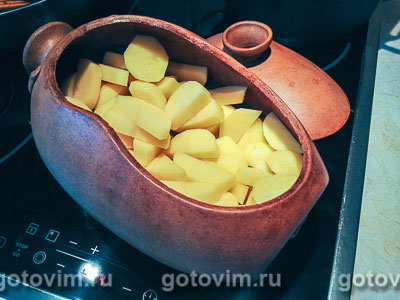 Тушеная говядина с картофелем и чесноком в горшочке, Шаг 04
