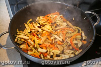 Фунчоза с овощами и говядиной, маринованной с мёдом, Шаг 05