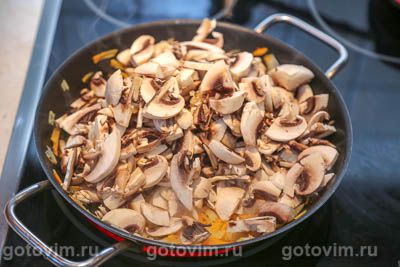 Гречка с грибами и вареным яйцом на сковороде, Шаг 04