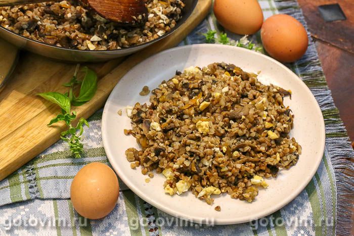 Гречка с грибами и вареным яйцом на сковороде. Фотография рецепта