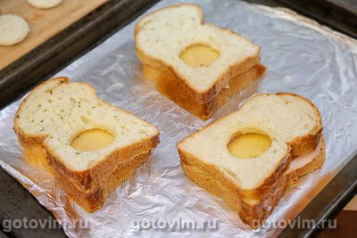 Двойные гренки с яйцом, сыром и беконом в духовке, Шаг 09