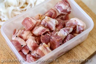 Свинина с грибами в сливочном соусе с помидорами и сыром