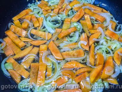 Гусиные желудки с морковью и маринованными огурцами на сковороде, Шаг 06