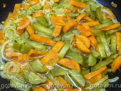 Гусиные желудки с морковью и маринованными огурцами на сковороде, Шаг 07