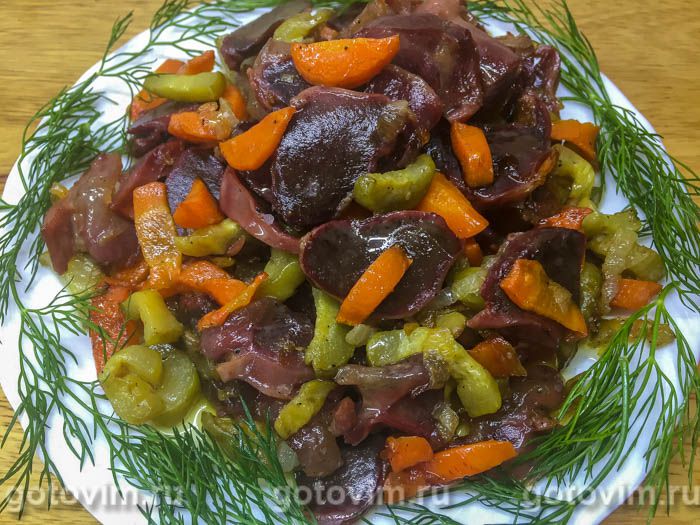 Гусиные желудки с морковью и маринованными огурцами на сковороде. Фотография рецепта