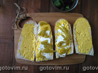 Хот-дог с острым маринованным перчиком, сыром фета и яйцом всмятку, Шаг 06
