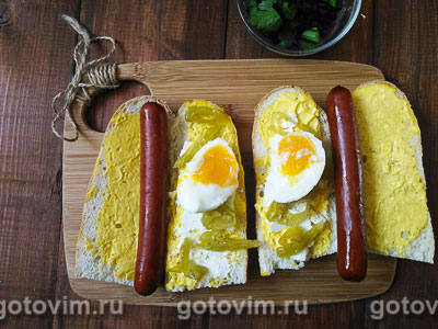 Хот-дог с острым маринованным перчиком, сыром фета и яйцом всмятку, Шаг 07