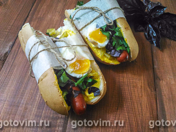 Хот-дог с острым маринованным перчиком, сыром фета и яйцом всмятку. Фотография рецепта