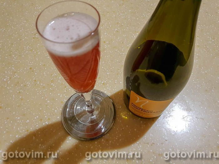 Шампанское с клубникой. Фотография рецепта