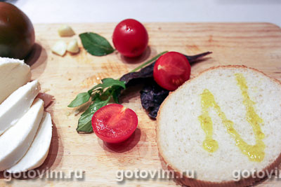 Томатная брускетта-гриль с сыром моцарелла, базиликом и чесноком, Шаг 02