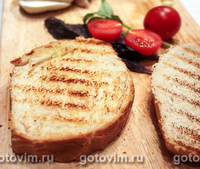 Томатная брускетта-гриль с сыром моцарелла, базиликом и чесноком, Шаг 03