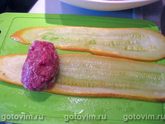 Рулетики из кабачков с фаршем в молочном соусе, Шаг 04