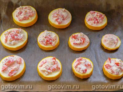 Кабачки, запеченные кружочками в духовке с помидорами и сыром, Шаг 05